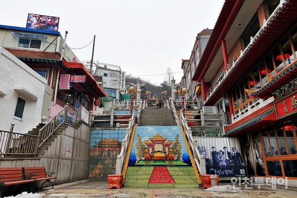 중국을 상징하는 각종 벽화와 석물들이 있는 계단.