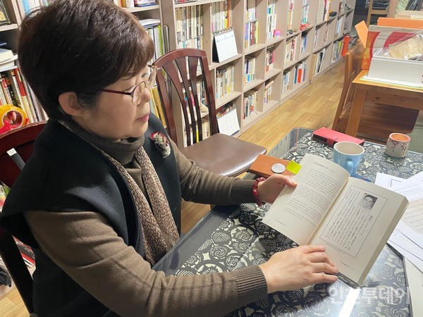 이윤옥 소장이 서대문형무소에서 순국한 동풍신 지사 자료를 보여주고 있다.
