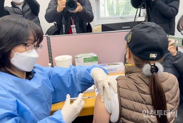 26일 인천 연수구보건소에서 코로나19 백신 접종을 하고 있는 주민의 모습.