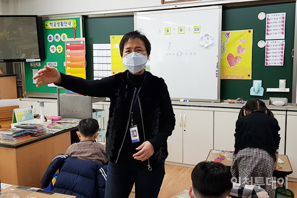 김근전 청일초등학교 돌봄전담사가 아이들을 가르치고 있다.