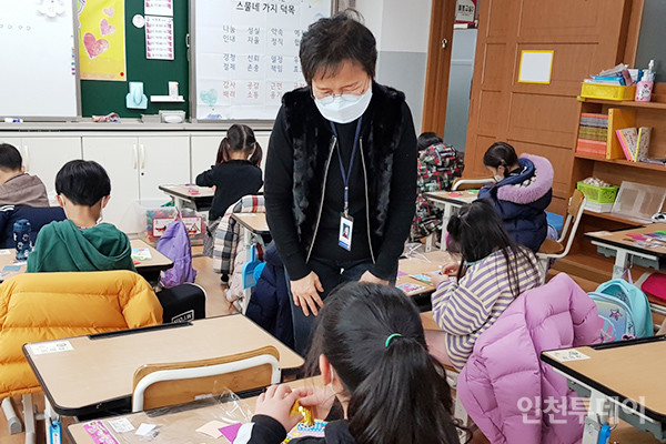 김근전 청일초등학교 돌봄전담사가 아이들을 가르치고 있다