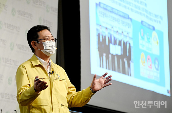 박남춘 인천시장이 새얼아침대화에서 강연을 하고 있다. (사진제공 인천시)
