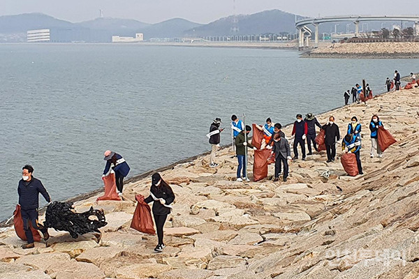 13일 인천시공무원과 자원봉사자들이 중구 삼목선착장 일원 해안에서 해양쓰레기 수거활동을 하고 있다.(사진제공 인천시)