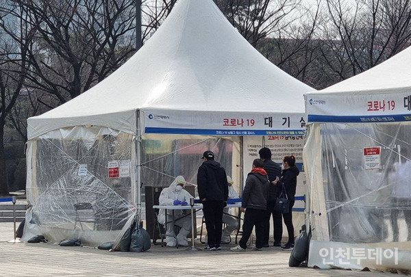 남동구 구월동 인천문화예술회관 앞에 마련된 임시 선별검사소에서 코로나19 검사를 받고 있는 시민들.(사진촬영 박소영 기자)