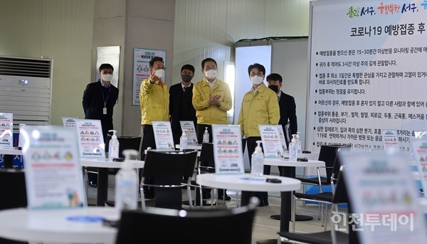 박남춘 시장이 만75세 이상 코로나19 접종을 시작한 1일 서구 아시아드경기장에 마련된 코로나19 예방접종센터를 점검 하고 있다. (사진제공 인천시)