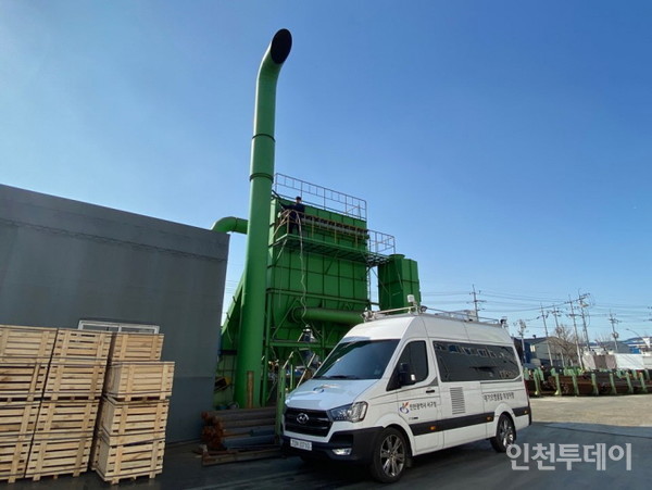 인천 서구 관계자가 한 아스콘 제조업체를 방문해 점검하고 있다.(사진제공 서구)