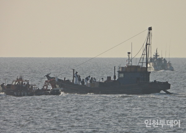  해양경찰이 오전 선원이 실종된 중국 어선을 불법조업 혐의로 나포해 인천으로 압송할 예정이다. 실종된 선원은 계속 수색 중이다.(사진제공 해양경찰)