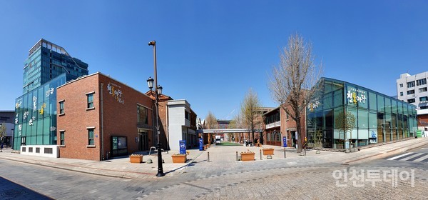 왼쪽 A동 인천생활문화센터(군회조점) 오른쪽 H동 인천서점과 커뮤니티관, 인천생활문화센터(금마차 다방).