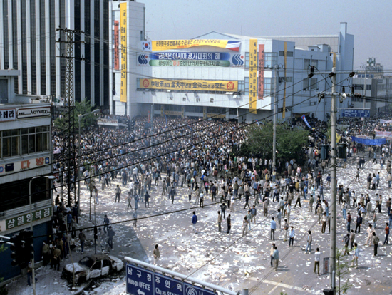 1986년 5월 3일 옛 인천시민회관 사거리에 몰려든 시위 인파. 