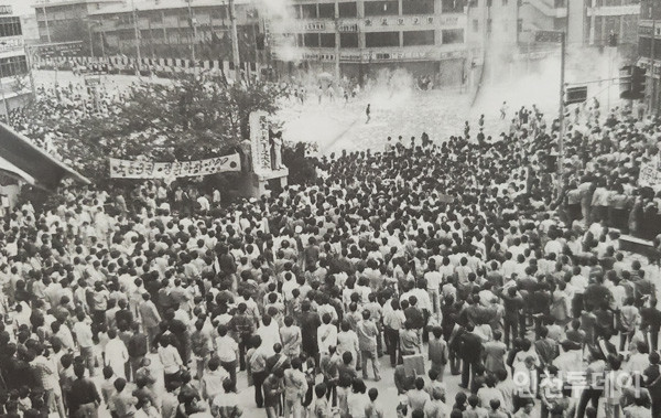 1986년 인천 5.3민주항쟁 당시 인천시민회관 앞에 모인 시민들.(사진출처 인천민주화운동센터)