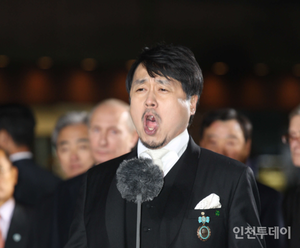 2013년 11월 서울에서 열린 푸시킨 동상 제막식에서 이연성 씨가 러시아 국민 애창곡 ‘그대를 사랑했소’를 부르고 있다.(사진제공 이연성 씨)
