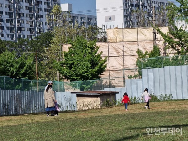 지난 5일 어린이날을 맞아 시민들이 인천 부평 미군기지(캠프마켓) B구역 내 운동장을 둘러보고 있다.