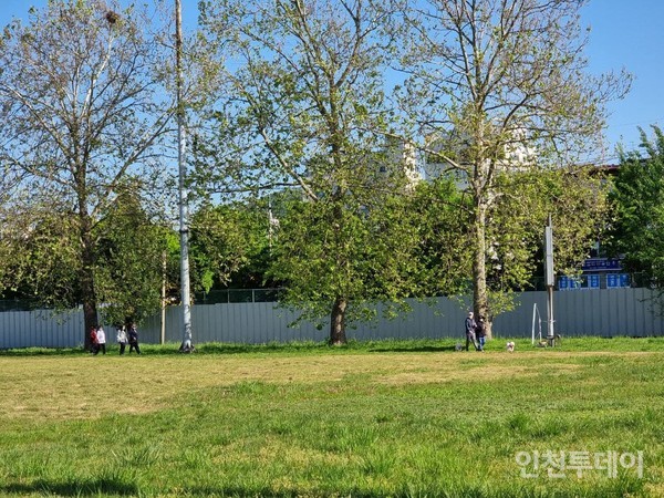지난 5일 어린이날을 맞아 시민들이 인천 부평 미군기지(캠프마켓) B구역 내 운동장을 둘러보고 있다.