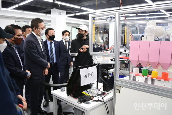 박남춘 인천시장이 한국폴리텍대학에서 열린 '산학연 스마트 제조혁신 현장탐방'에서 산업단지 향후 변화와 산학연 협력방안에 대해 논의하고 있다.(사진제공 인천시)