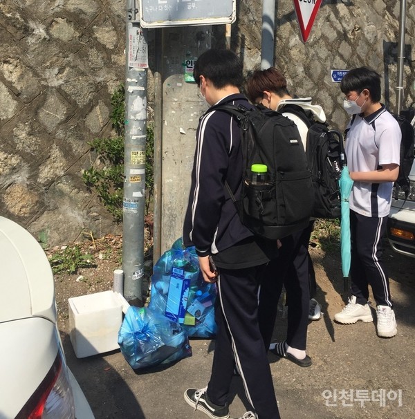 동암중 학생자치회 학생들이 골목에 무단 투기된 쓰레기를 시찰하고 있다. (사진제공 독자)