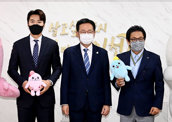 사진 왼쪽부터 이동국 전 국가대표 선수, 박남춘 인천시장, 배우 윤형철.