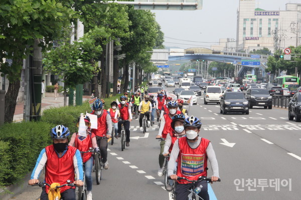 8일 오후 진행된 차별철폐자전거 대행진 참가자들이 남동구청 앞을 출발해 한국지엠 정문까지 이동하고 있다.