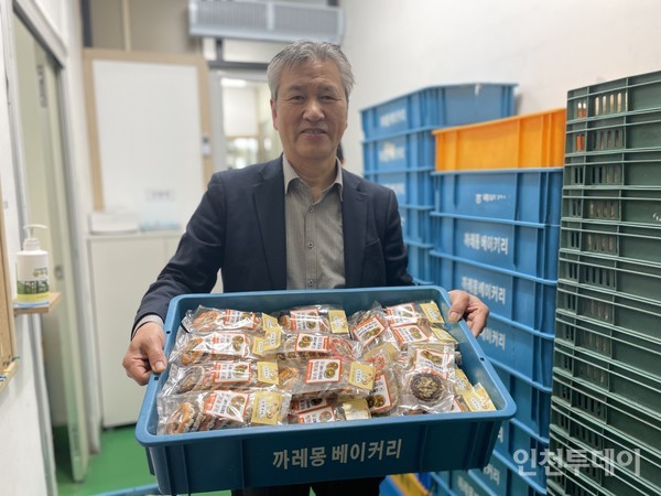 김봉수 대표가 쌀한과쿠키를 들고 있다.