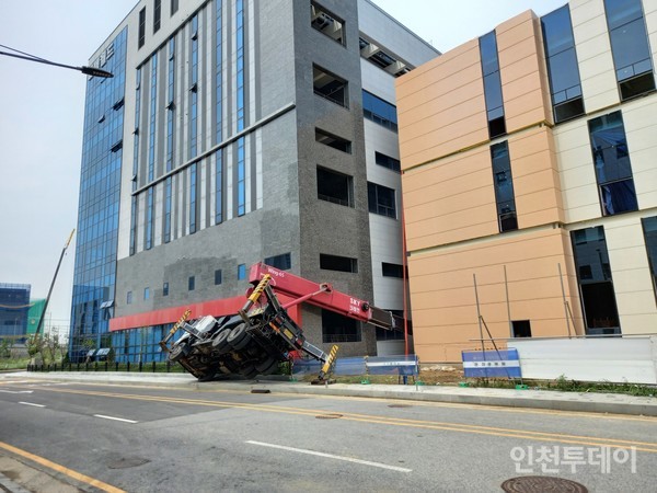 6일 오전 9시 54분께 인천 계양구 서운산단 내 한 공장에서 사다리차가 쓰러져 노동자 1명이 사망하고 1명이 중상을 입는 사고가 발생했다.(사진제공 계양소방서)
