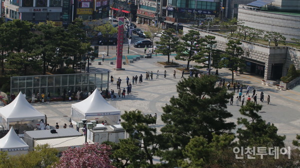 인천 남동구 예술회관 앞에 마련된 선별진료소에 검사를 받기위해 줄 선 시민들. 