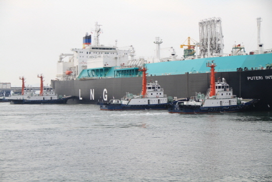 LNG선박 입출항 시 보통 예선 4척이 앞뒤, 좌우에 달라붙어 도선사(=Pilot)의 지시를 받아 선박의 조향을 지원한다. 예선 3척이 LNG선 우현에 붙어 도선사의 지시를 받아 접안을 위해 배를 밀고 있다.