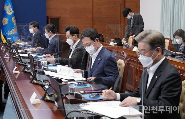 박남춘 인천시장(오른쪽 두번째)가 12일 청와대에서 진행한 수도권 특별방역점검회의에 참석했다. (사진제공 청와대)