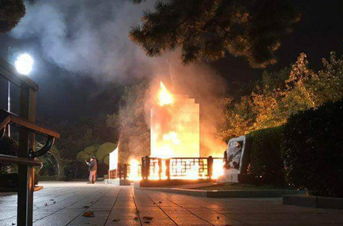 2018년 10월 23일 새벽 진행된 맥아더 동상 2차 화형식의 모습.(인천투데이 자료사진)