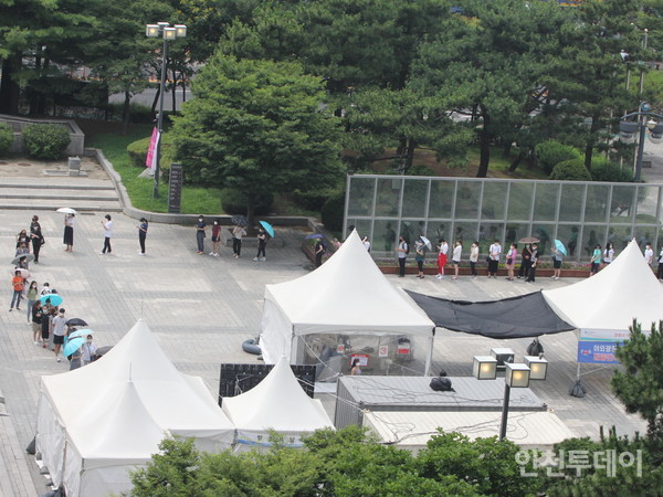 인천시가 남동구 문화예술회관 앞에 마련한 코로나19 검사 임시 선별진료소.