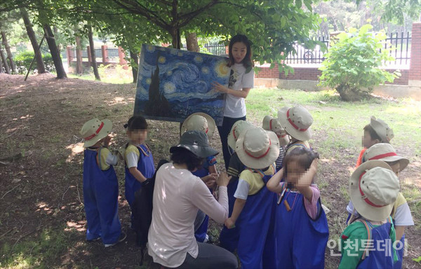 한은혜 대표가 아동들에게 예술작품을 설명하고 있다.(사진제공 한은혜)