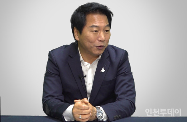 인터뷰 중인 김종인 인천시의회 의원.