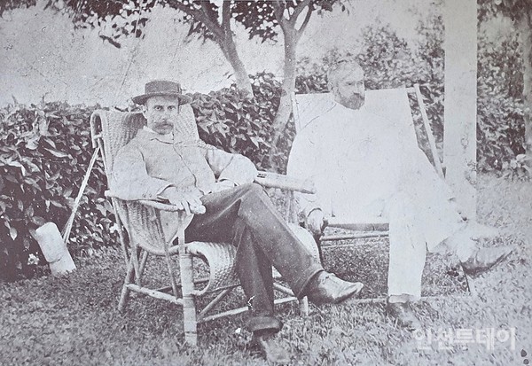 정원에서 휴식을 취하고 있는 오른쪽 랜디스 박사와 영국 부영사 졸리(1890, 사진으로 본 대한성공회 백년 상권).