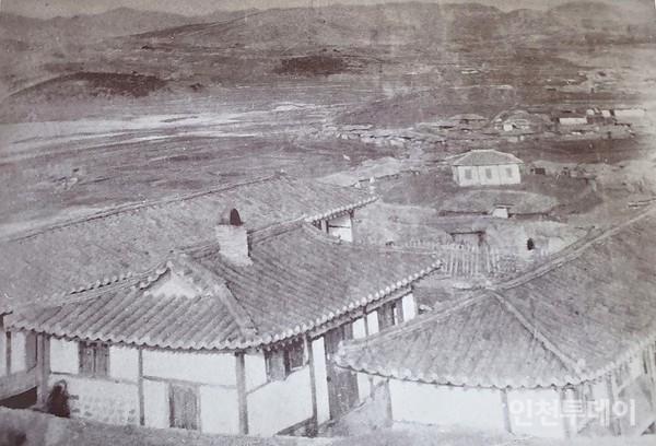 최초의 성누가병원과 기도실로 사용했던 한옥 건물들(1892, 사진으로 본 대한성공회 백년 상권).