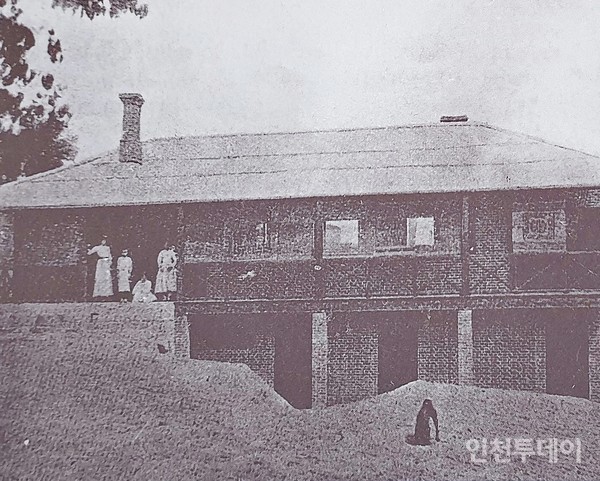 새로 지은 성누가병원의 여자 병실. 아래 층은 간호원실(1908, 사진으로 본 대한성공회 백년 상권)