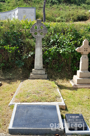 인천가족공원 내 외국인묘역에 있는 랜디스 박사 무덤.
