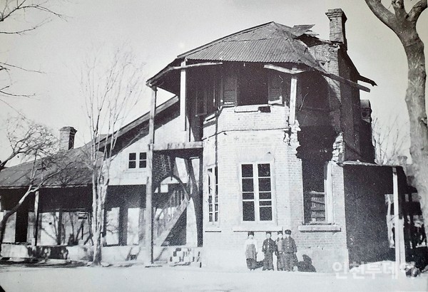 성미카엘신학원으로 사용했던 성누가병원 건물(1953, 사진으로 본 대한성공회 백년 상권).