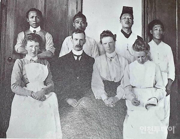 성누가병원 진료반원들. 앞줄 왼쪽 두번째가 의사 위어 박사(사진으로 본 대한성공회 백년 상권).