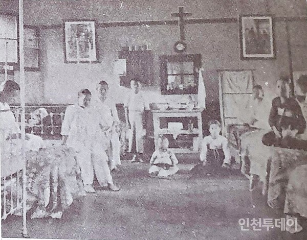 성누가병원 여자병실 내부(1912, 사진으로 본 대한성공회 백년 상권).