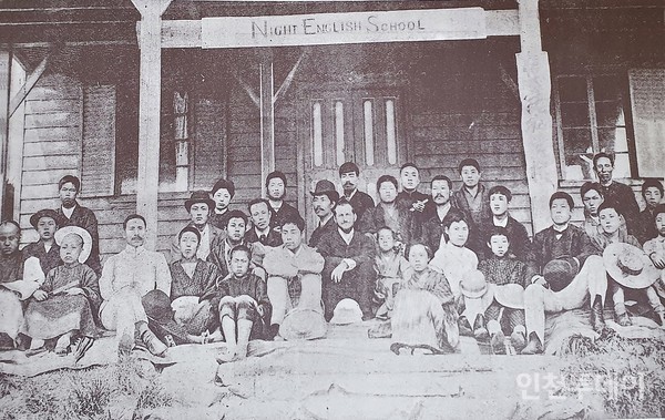 랜디스 박사와 함께 찍은 야간영어학교 학생들(1890~1892, 사진으로 본 대한성공회 백년 상권).