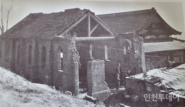 한국전쟁으로 파괴된 성미카엘성당(1953, 사진으로 본 대한성공회 백년 상권).