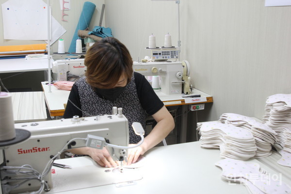 전문 봉제사인 에코어스 직원이 수공업으로 면월경대를 제작하고 있다.