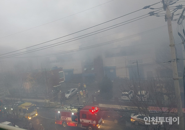 지난해 11월 19일 오후 4시 12분께 남동공단 소재 공장에서 폭발과 화재가 발생해 소방당국이 화재 진화를 하고 있다.(사진제공 인천소방본부)