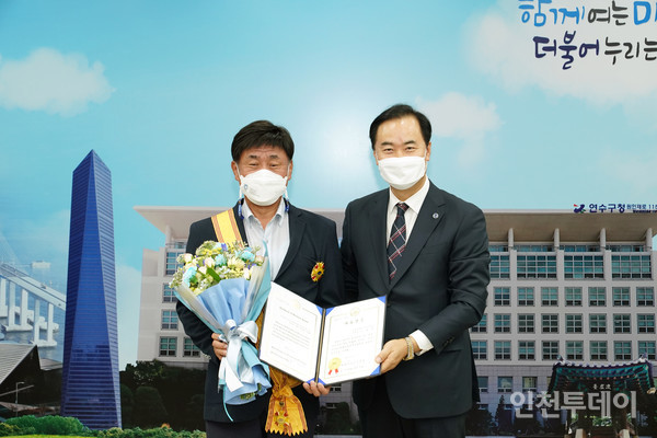 연수구는 고남석 구청장이 인천 기초단체장 중 유일하게 세계자유민주연맹 포상인 ‘자유장’을 수상했다고 13일 밝혔다.(사진제공 연수구)