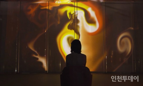 서구문화회관 아트갤러리에서 열리는 인터랙티브 미디어아트 ‘빛:속으로’전의 작품 모습.