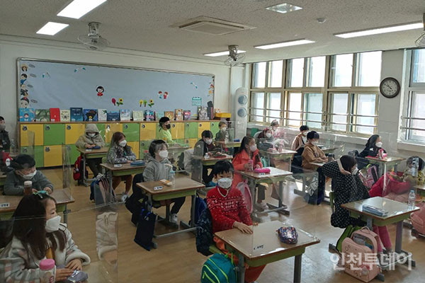 올해 1학기 코로나19 상황 속에서 개학한 인천의 한 초등학교 교실 모습.