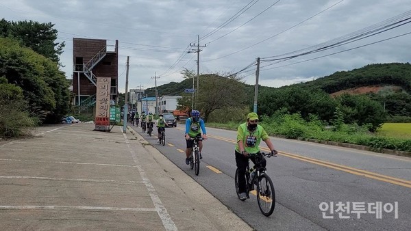 참가자들은 영흥석탄화력발전 조기폐쇄를 촉구하며 영흥화력발전소까지 자전거 대행진을 진행했다.