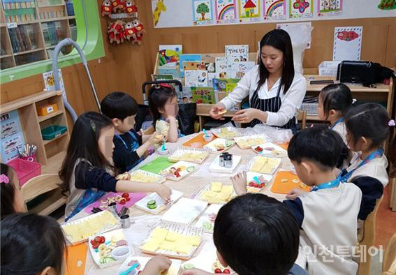 문채린 대표가 아이들에게 요리교육을 하고 있다.(사진제공 문채린)