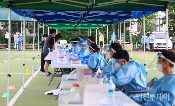인천 한 초등학교에서 집단감염이 발생해 임시 선별검사소를 설치했다.(사진제공 인천시교육청)