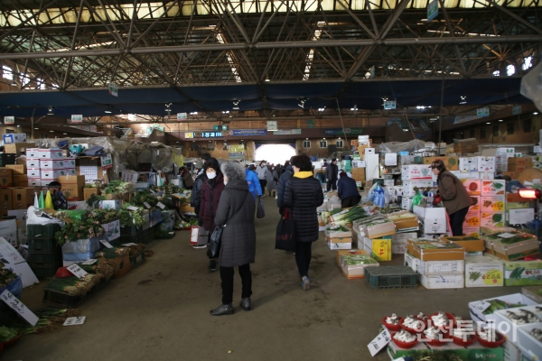 2월 3일 구월농산물도매시장 손님들이 물품을 둘러보고 있다.