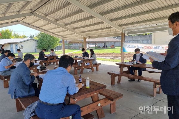 인천시는 14일 오후 캠프마켓 시민참여위원회 사전회의를 열고, 22일 본회의에서 논의할 사안을 점검했다.