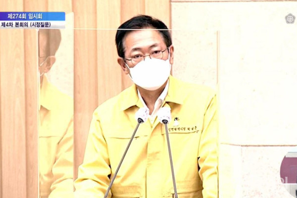 19일 열린 인천시의회 제274회 임시회 본회의 시정질의에서 박남춘 시장이 답하고 있다.